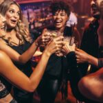 당신은 술집에서 사람들을 어떻게 대하나요